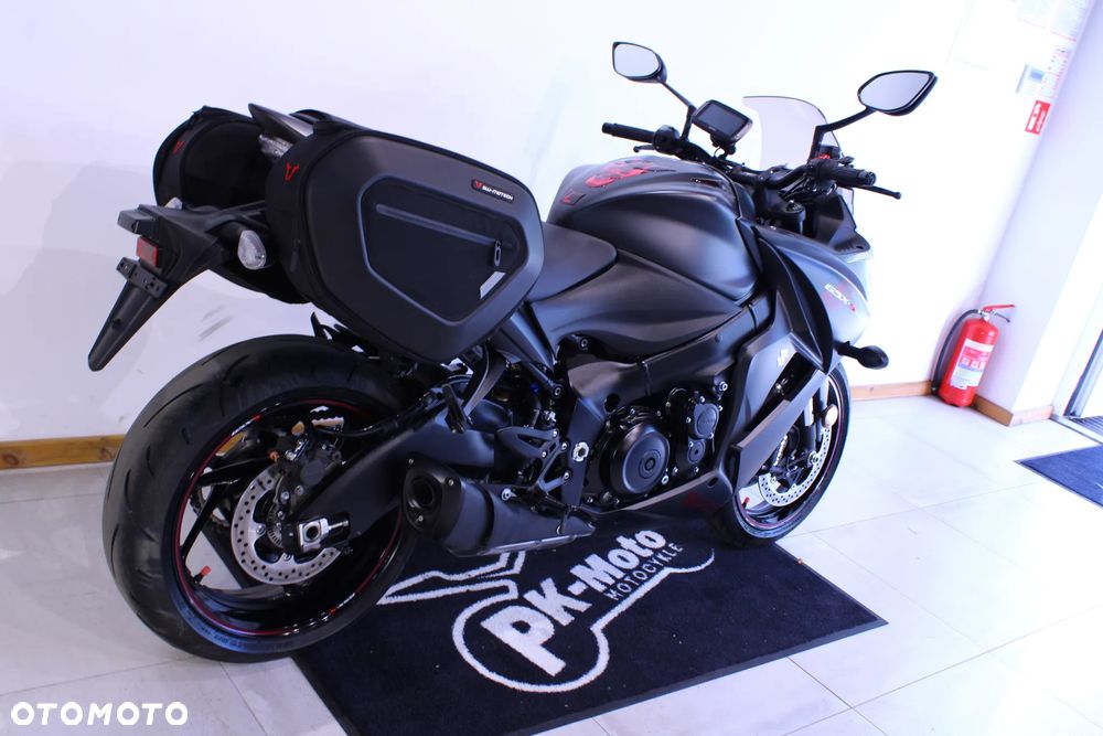 Suzuki GSX - 6