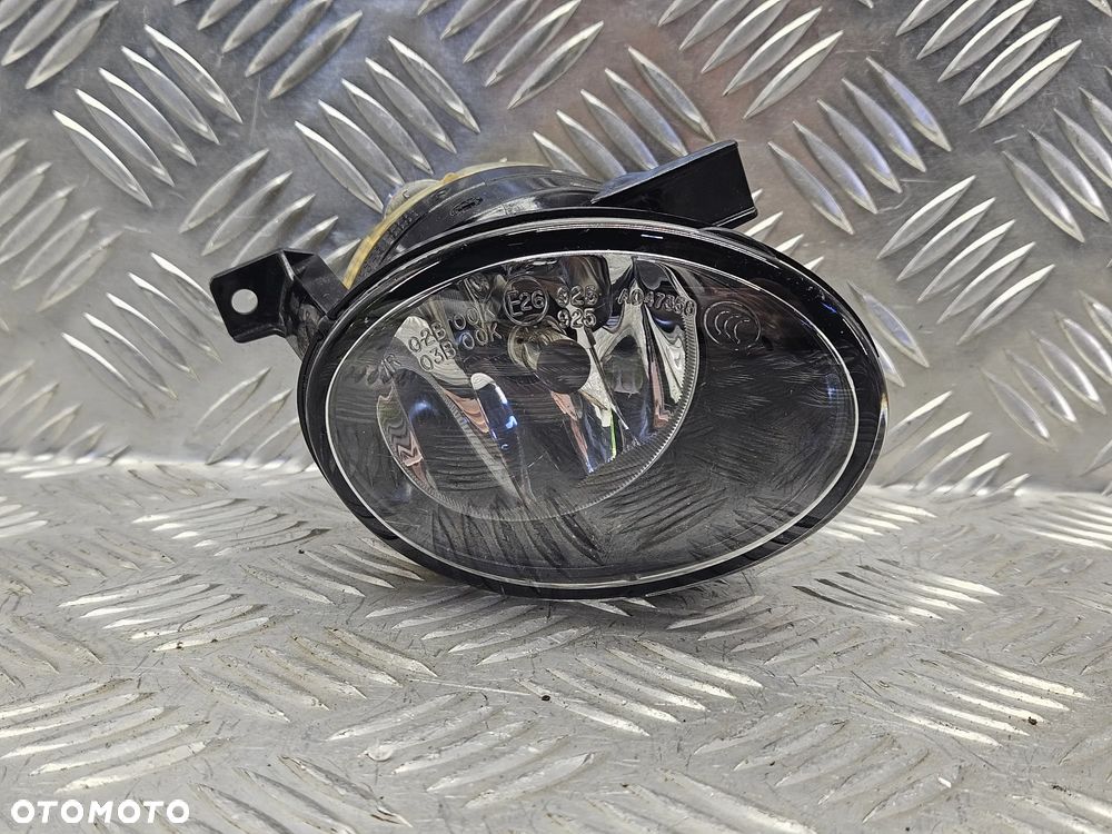 VW TOUAREG 7P  10-15R HALOGEN PRAWY - 12