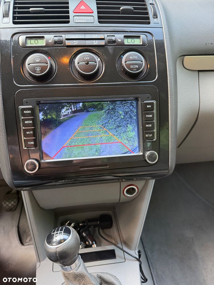 Volkswagen Touran 2.0 FSI Highline - 23