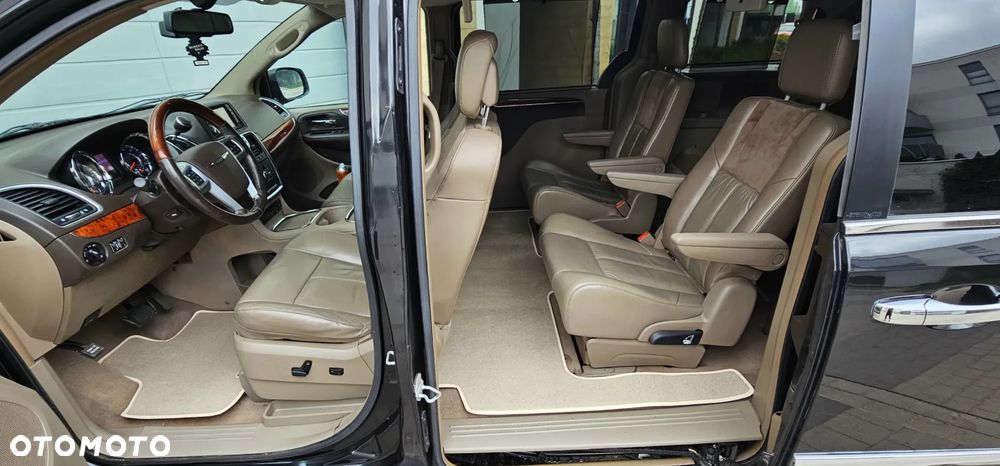 Chrysler Town & Country 3.6 Limited - 19