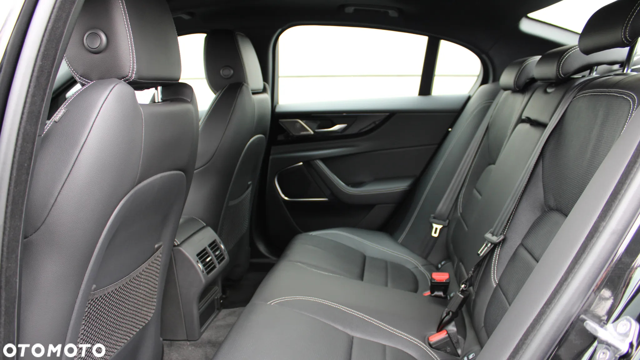 Jaguar XE - 13