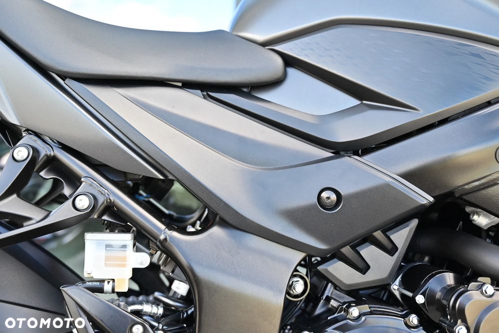 Suzuki GSX - 27
