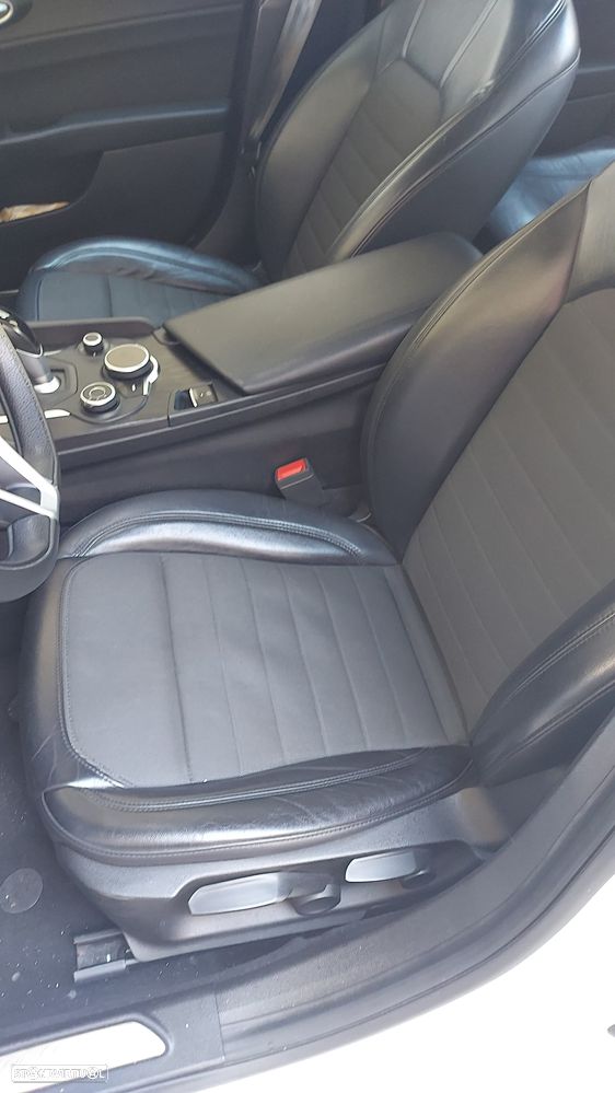 Alfa Romeo Giulia 2.2 D AT8 - 5