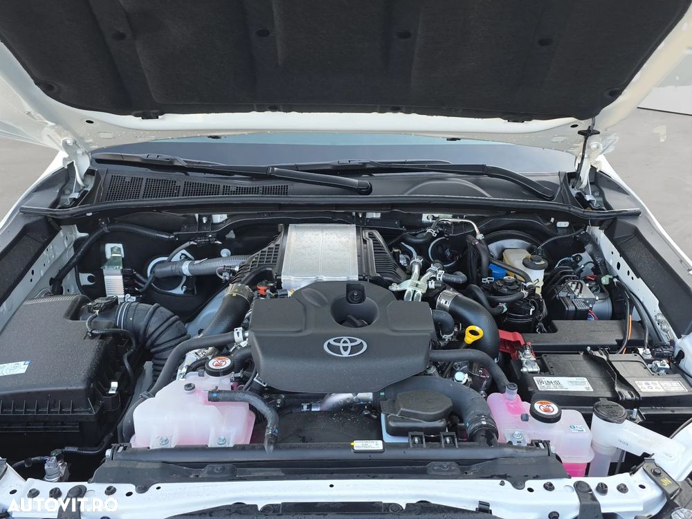 Toyota Hilux 2.8D 204CP 4x4 Double Cab MT Comfort - 23