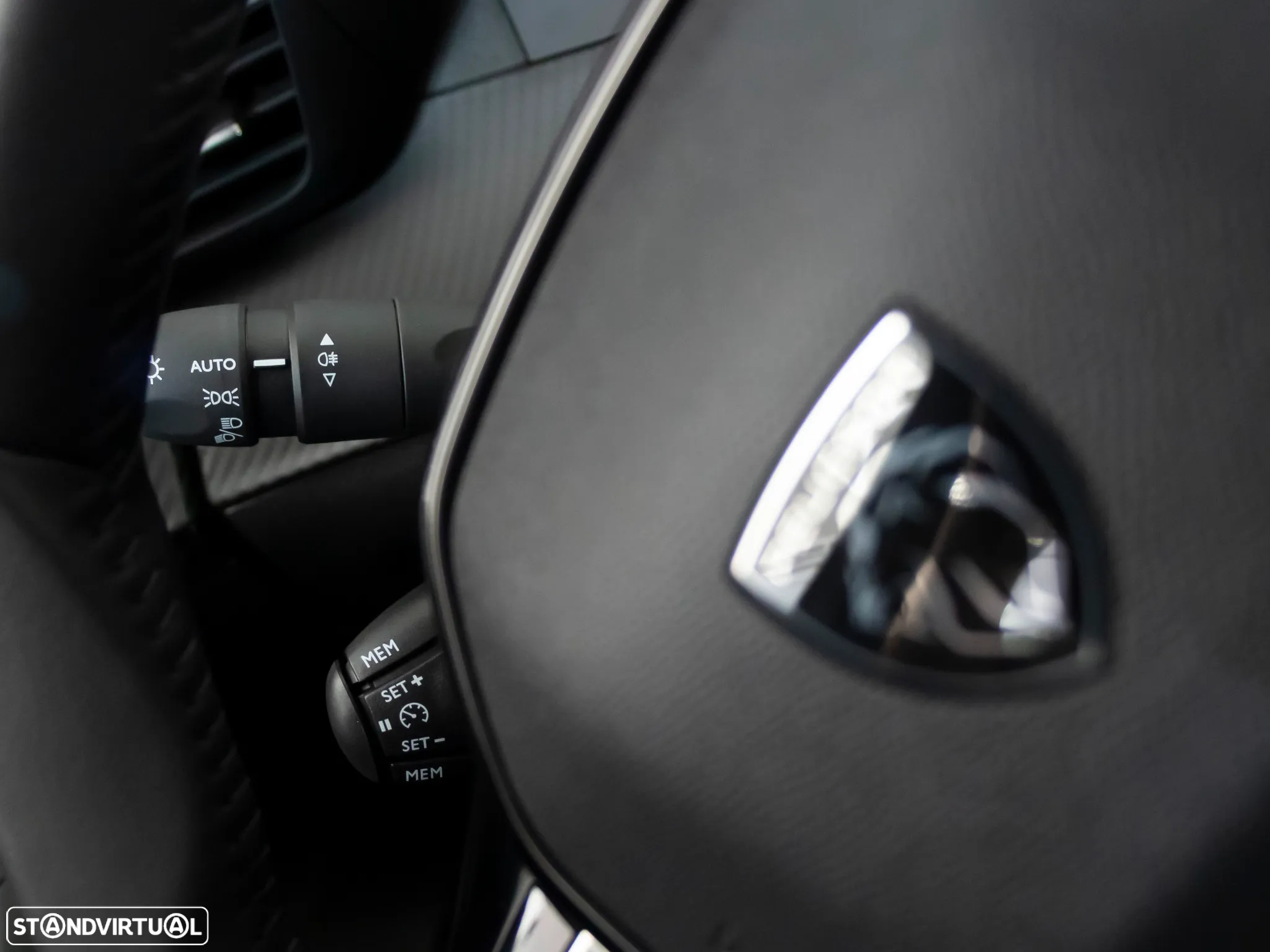 Peugeot 2008 1.2 PureTech Allure - 21