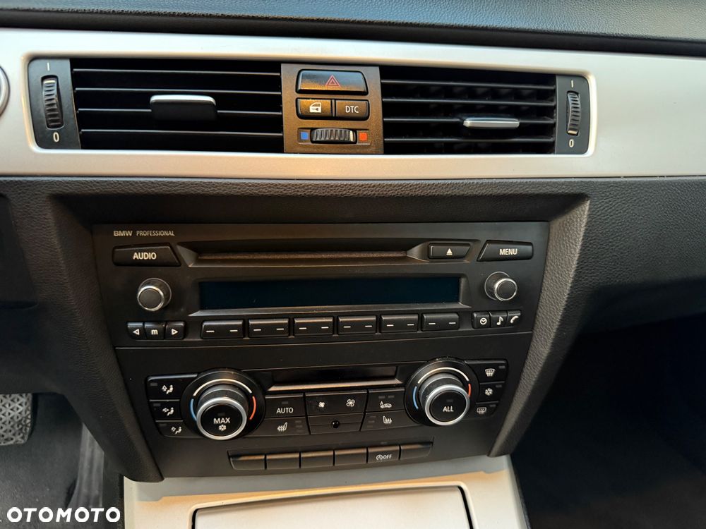 BMW Seria 3 318i Touring - 15