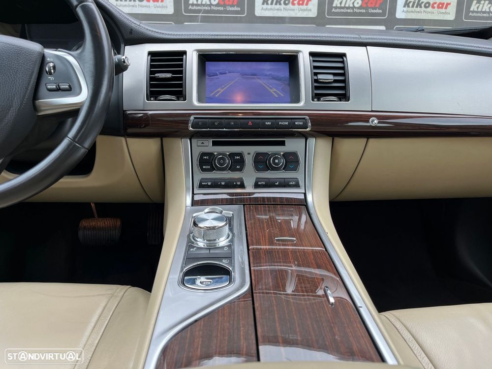 Jaguar XF 2.2 D Luxury - 29