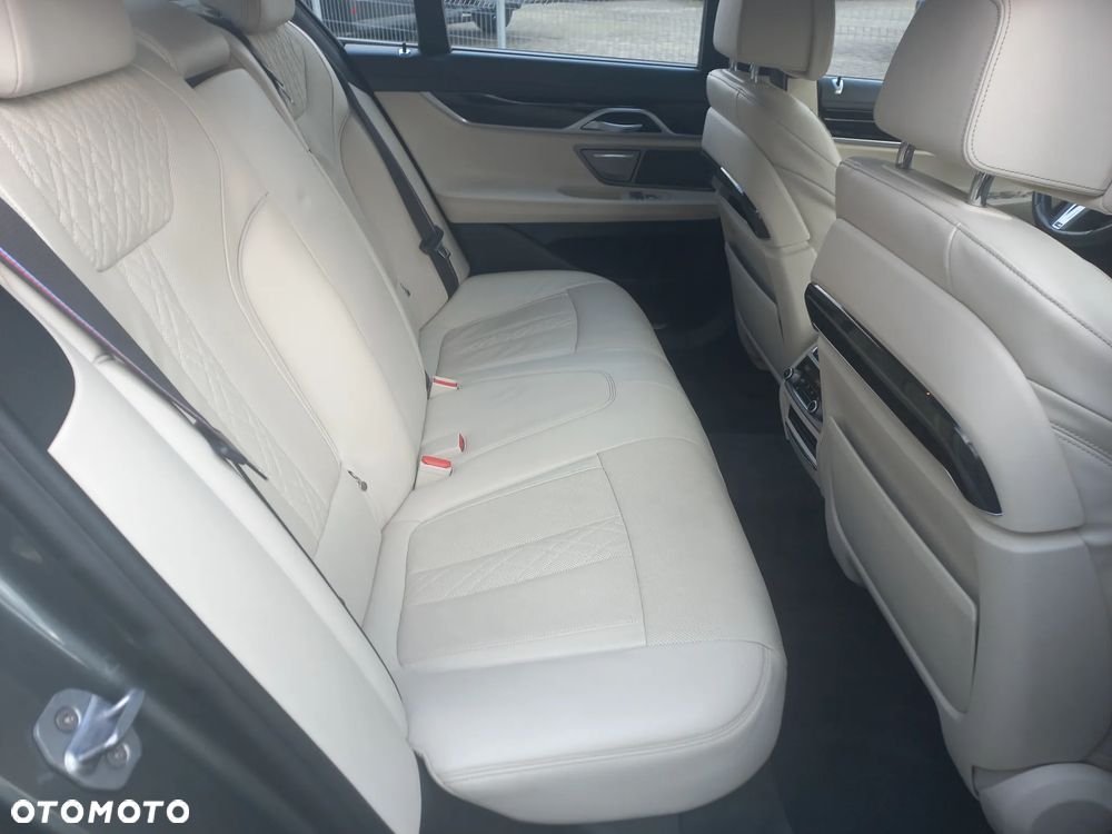 BMW Seria 7 750i xDrive - 23