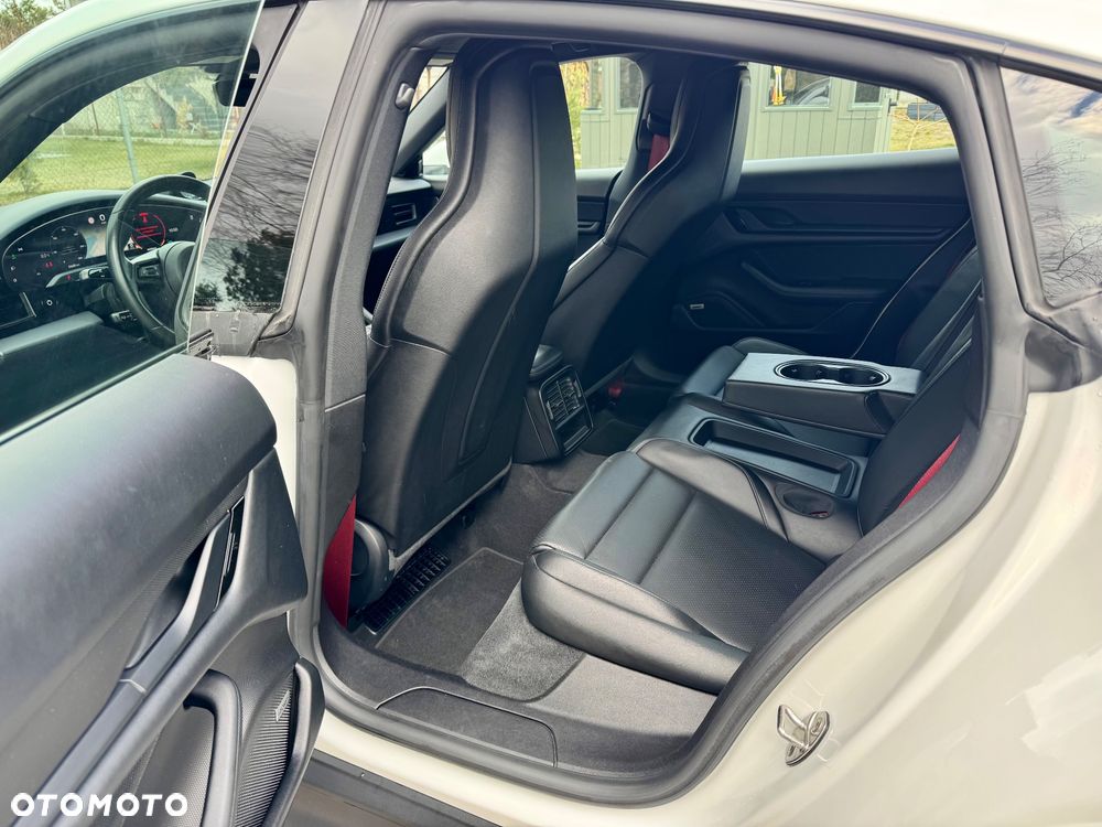 Porsche Taycan 4 - 18