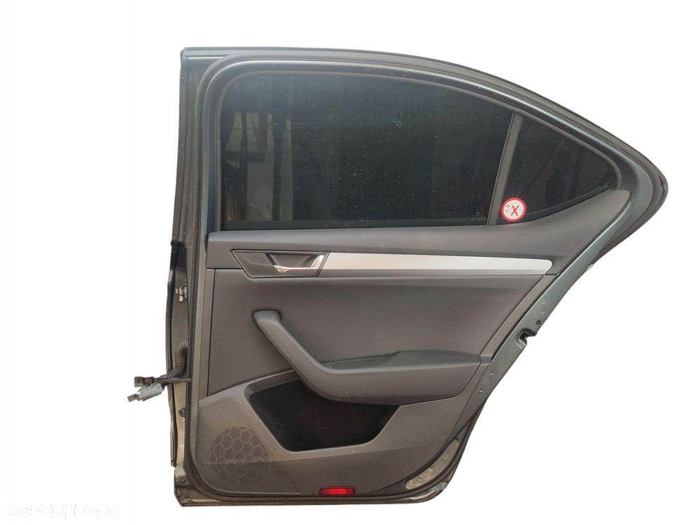 DRZWI PRAWY TYŁ SKODA SUPERB III 3V LIFTBACK LAK: LF7Y (15-19) - 2
