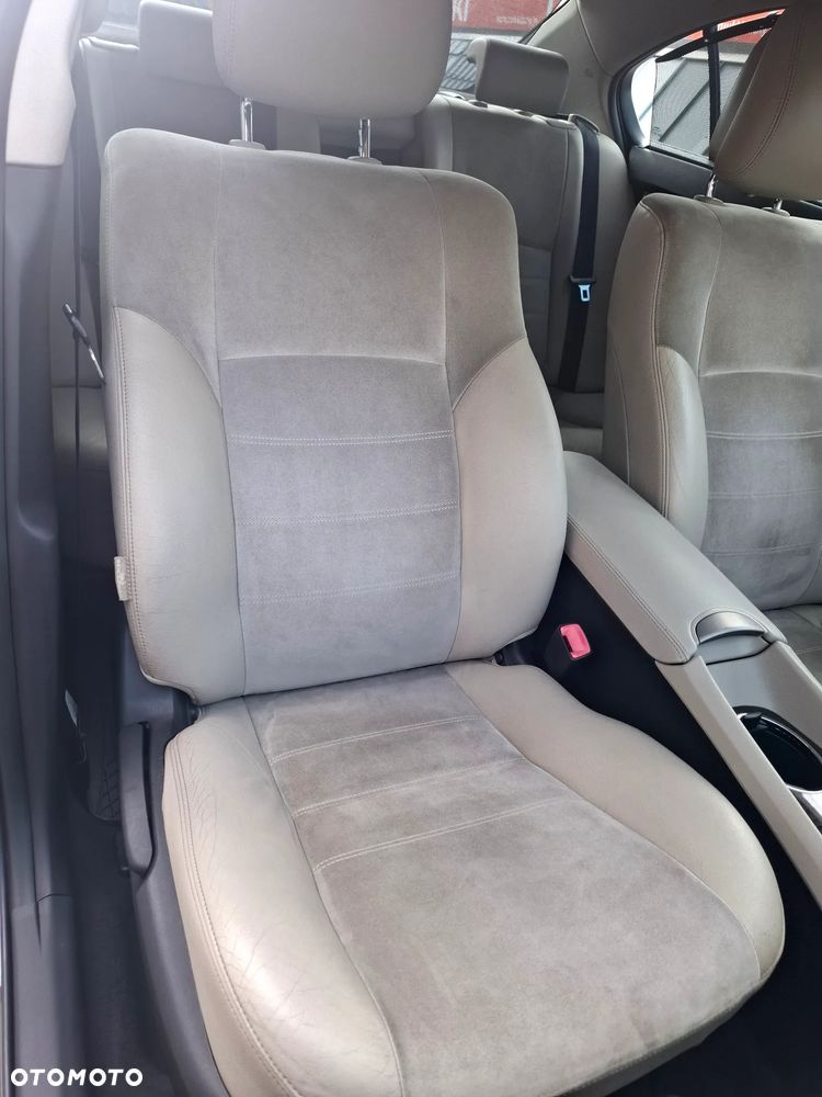 Toyota Avensis 1.8 Premium EU5 - 14