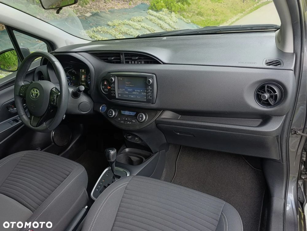 Toyota Yaris Hybrid 100 Premium - 17