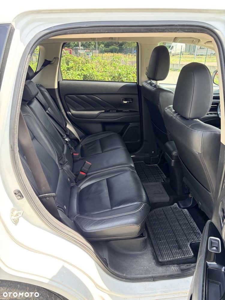 Mitsubishi Outlander Instyle NAVI + - 9