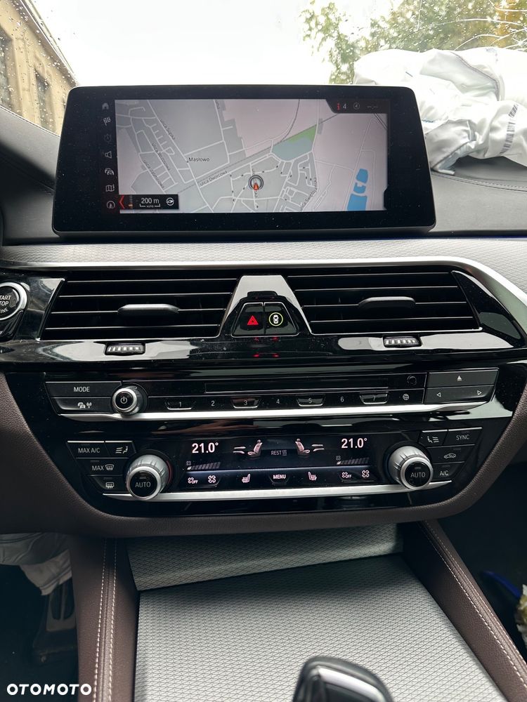 BMW Seria 5 M550i xDrive sport - 32