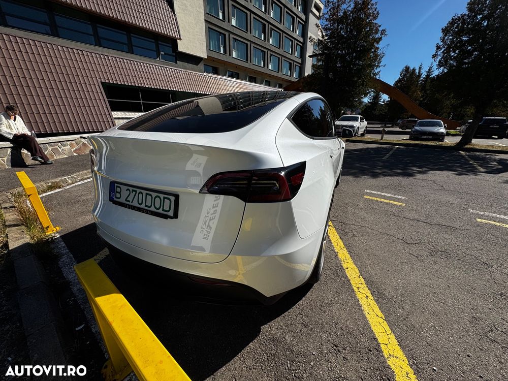 Tesla Model Y - 12