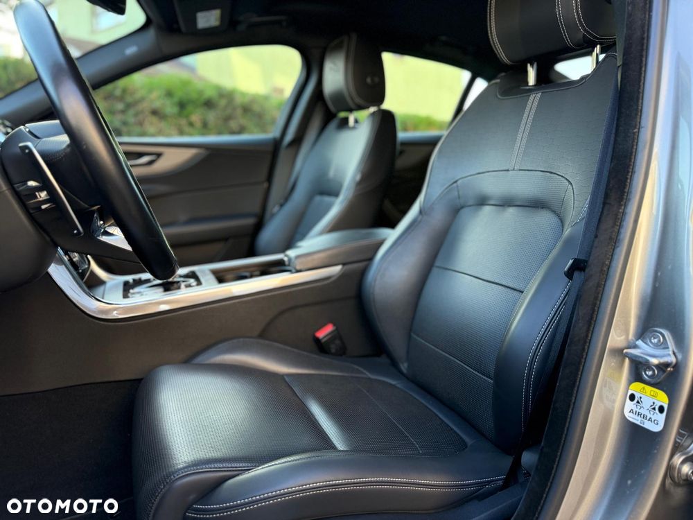Jaguar XE 2.0 P250 R-Dynamic Black - 11