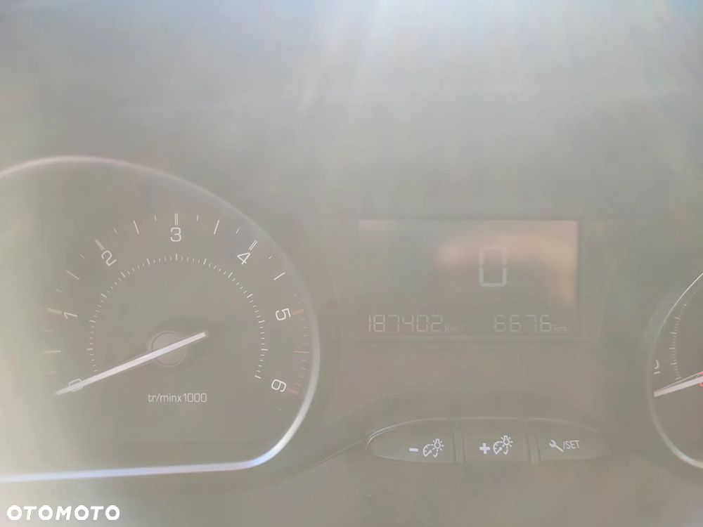 Peugeot 208 Blue-HDi 100 Stop&Start Allure - 23