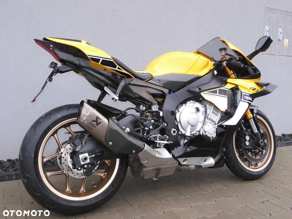 Yamaha R1 - 18