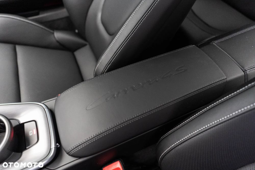 Porsche 911 Carrera 4S - 32