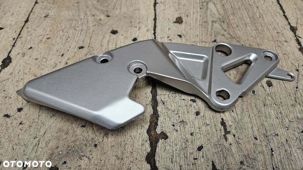 Wspornik Podnóżka Set Prawy Suzuki RF600 / RF900  43511-21E00 - 3