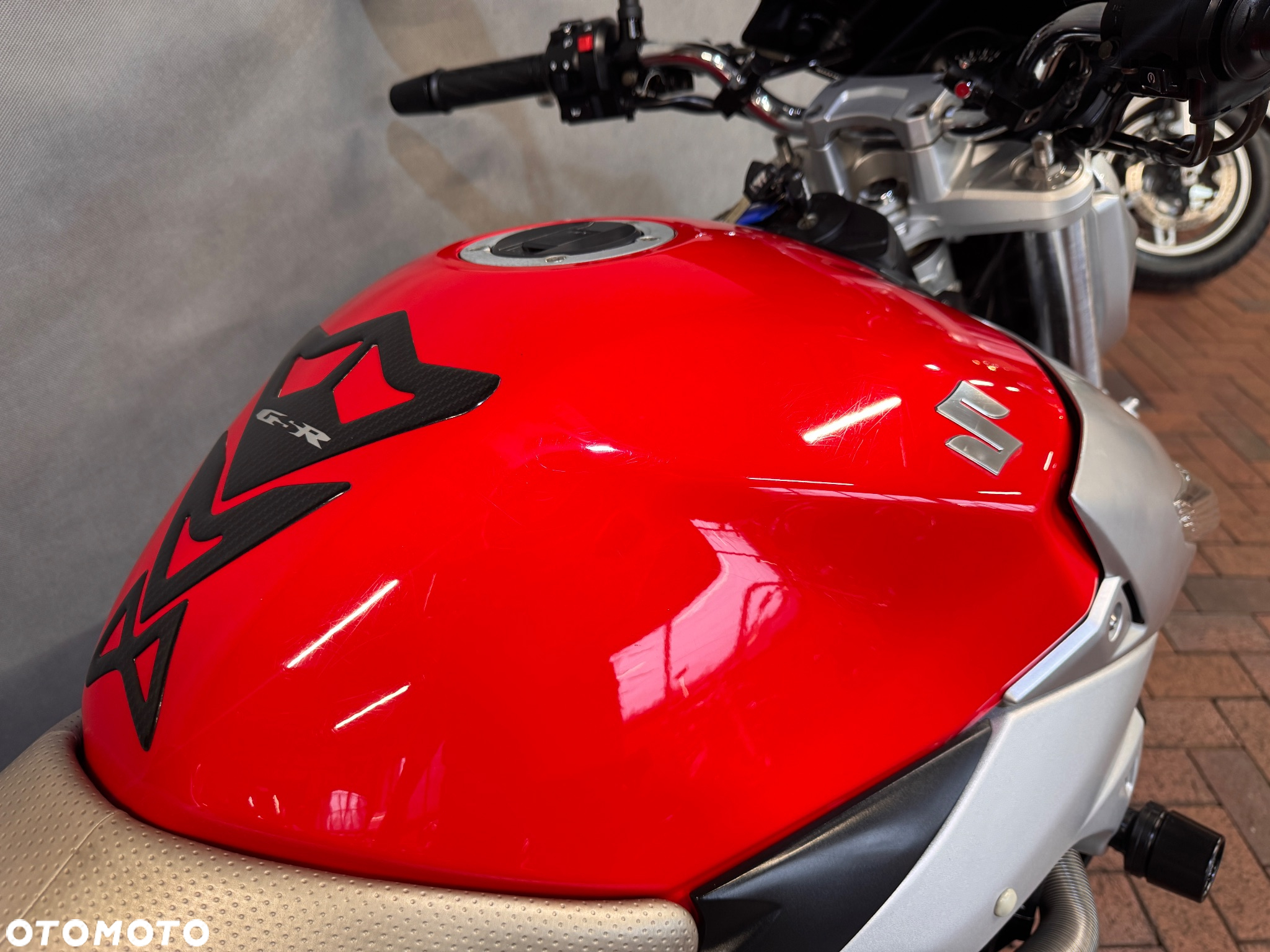 Suzuki GSR - 10