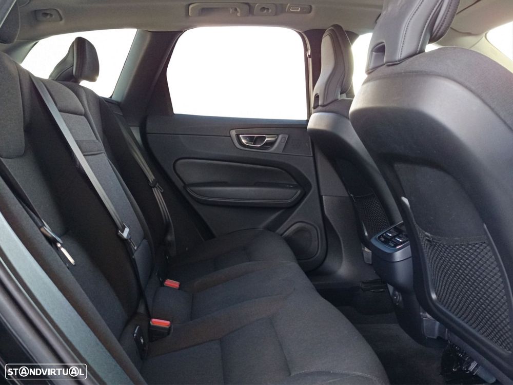 Volvo XC 60 2.0 B4 Momentum Plus Geartronic - 28