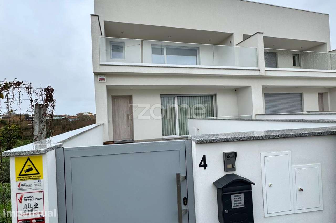 Moradia T4 Semi-Nova c/ Terraço - Jardim em Cacia, Aveiro - Grande imagem: 2/29