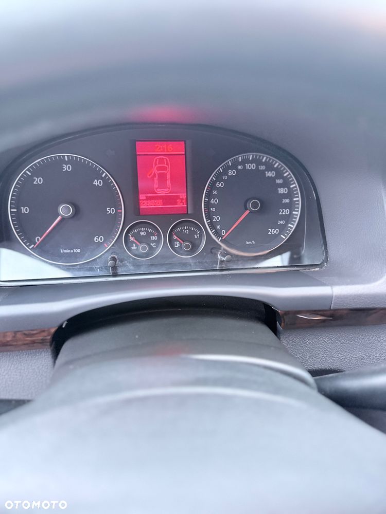 Volkswagen Touran 2.0 TDI DPF Highline DSG - 11