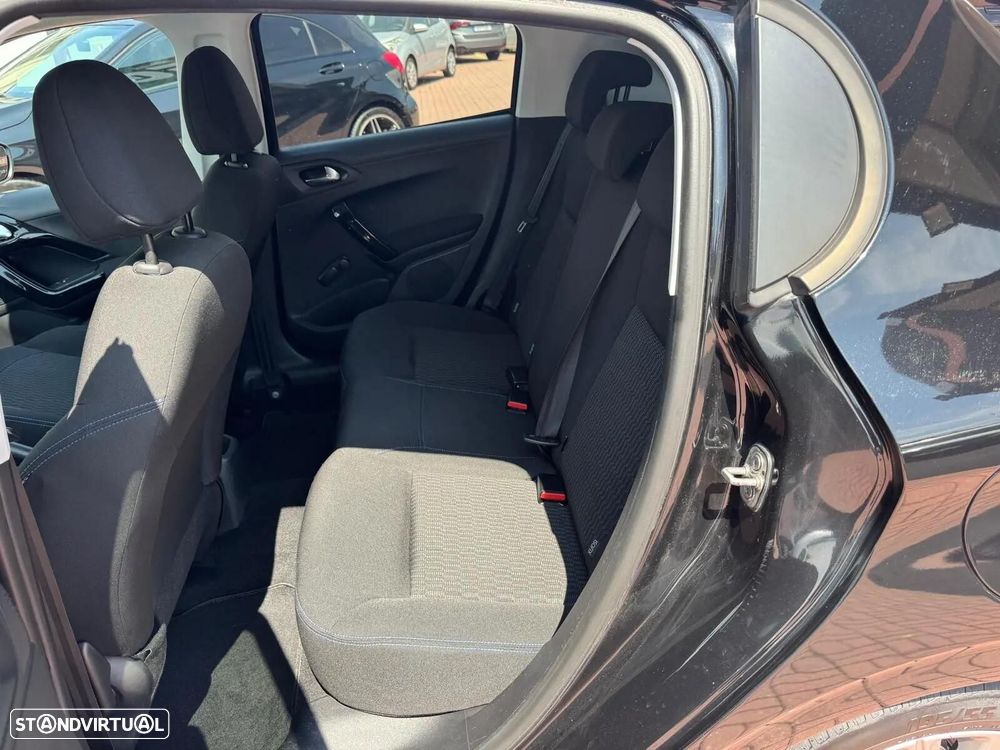 Peugeot 208 - 11