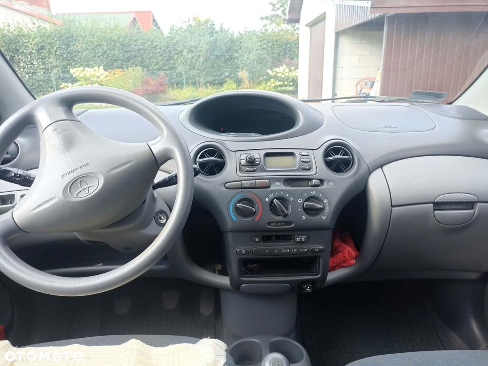 Toyota Yaris 2003 photo 4