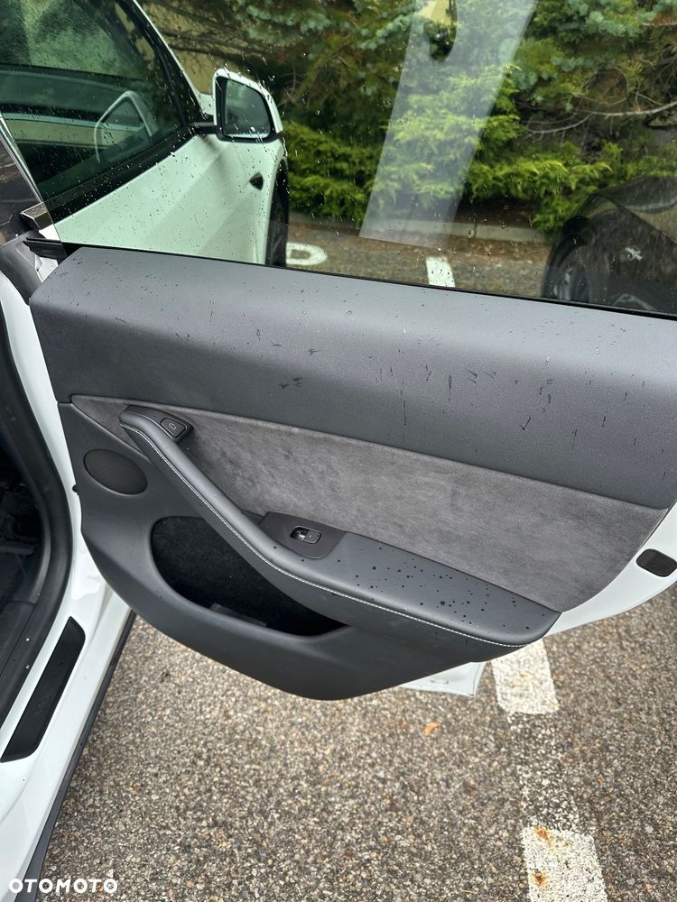 Tesla Y Long Range AWD - 23