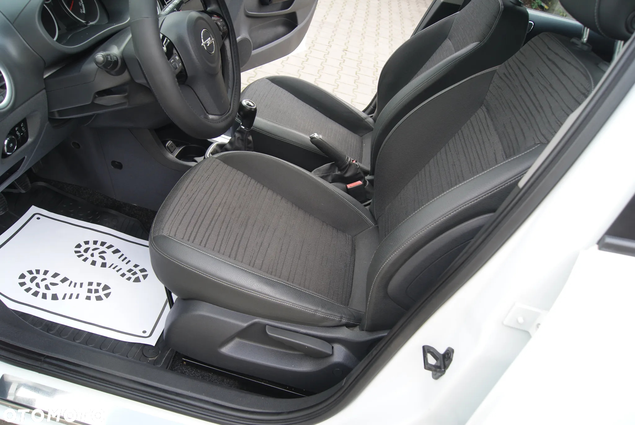 Opel Corsa 1.2 16V Essentia - 17