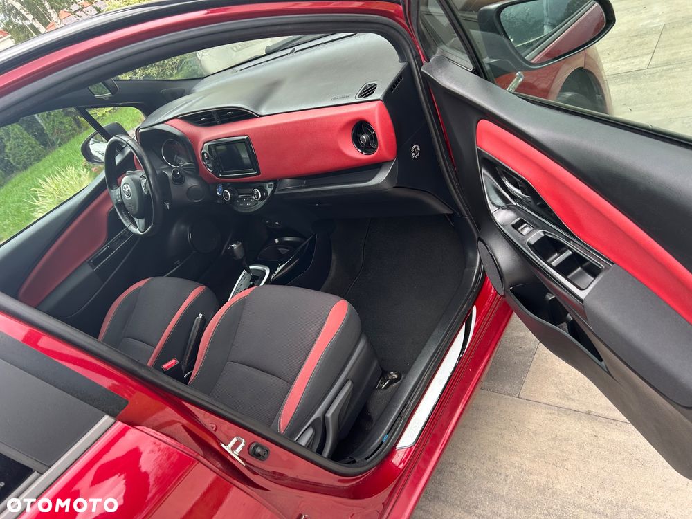 Toyota Yaris Hybrid 100 Selection Platinum - 11