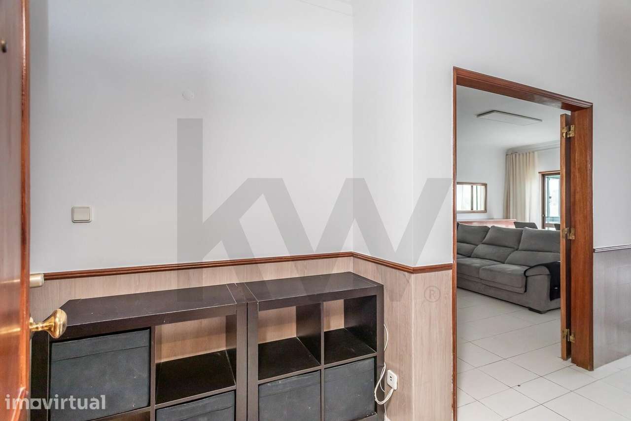 Apartamento T2 Mobilado e Equipado com Varanda – Rua do Alecrim, Rinch - Grande imagem: 2/31