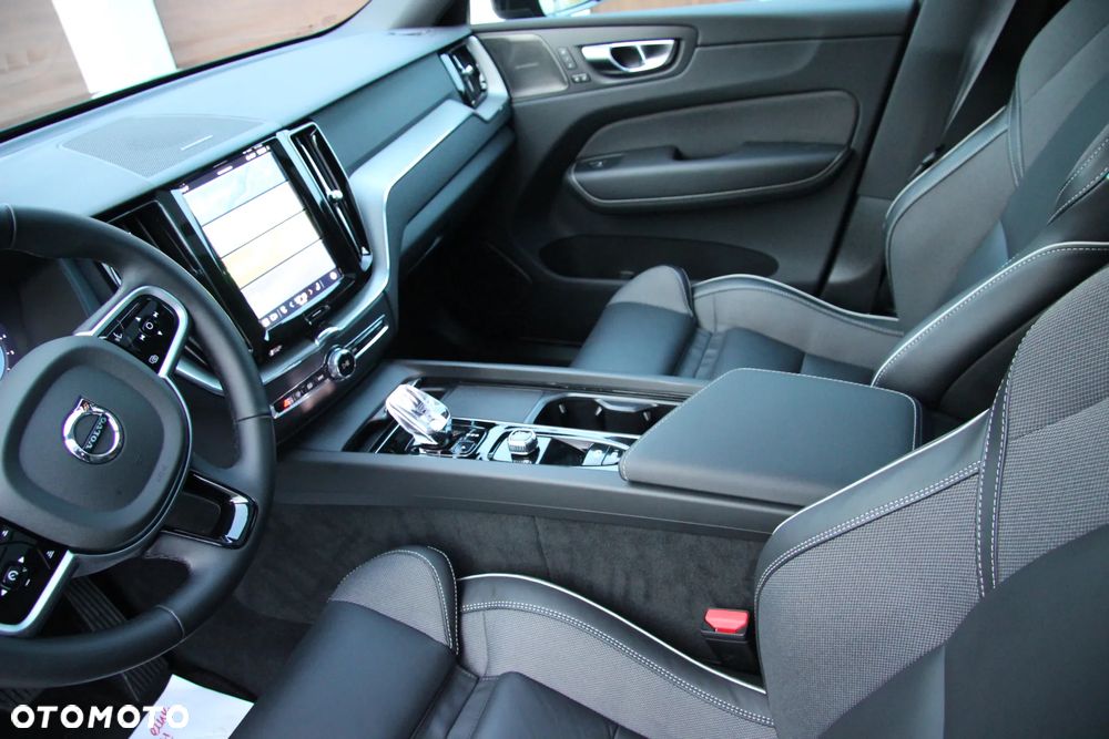 Volvo XC 60 B5 B AWD Plus Black Edition - 36