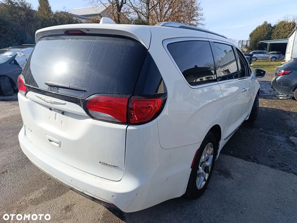 Chrysler Pacifica - 4