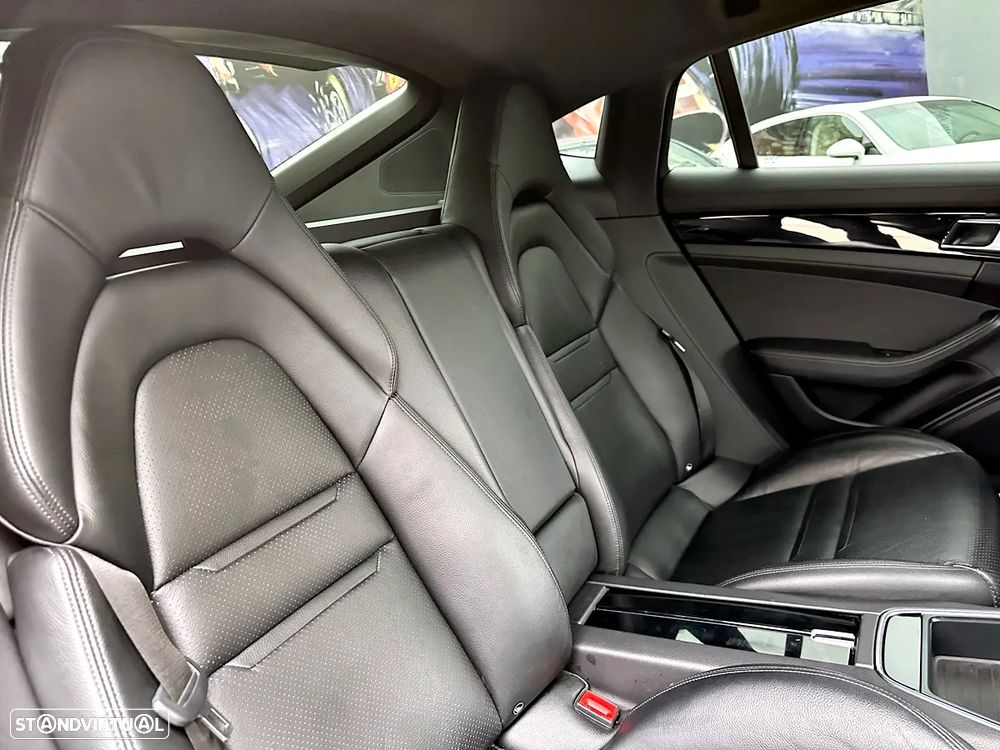 Porsche Panamera 4 E-Hybrid - 32