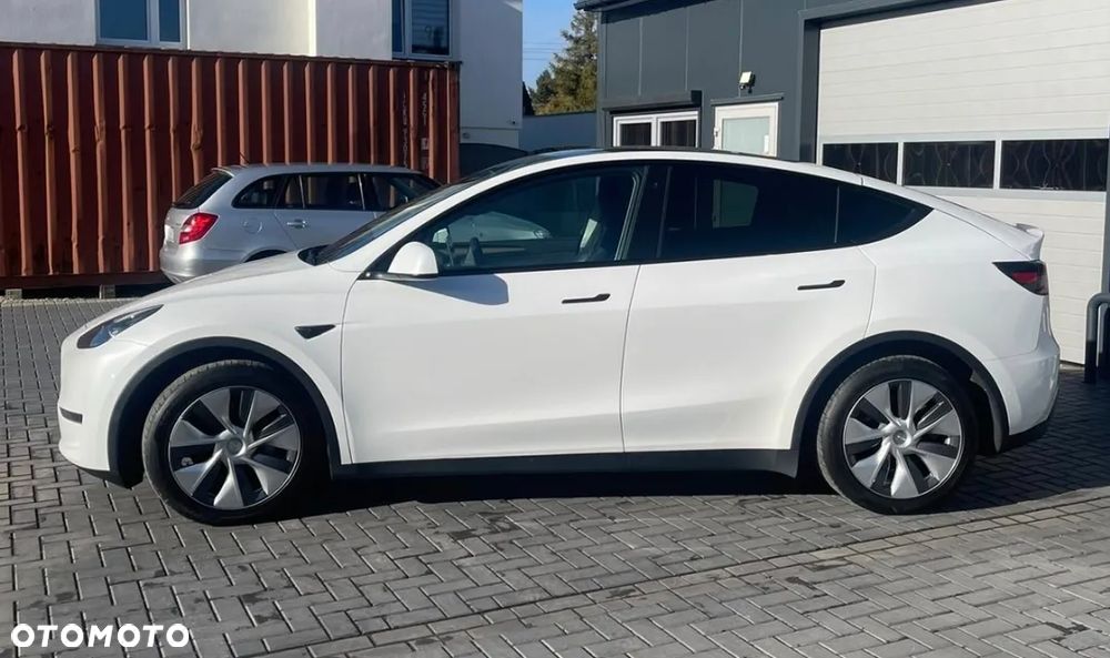 Tesla Model Y - 7