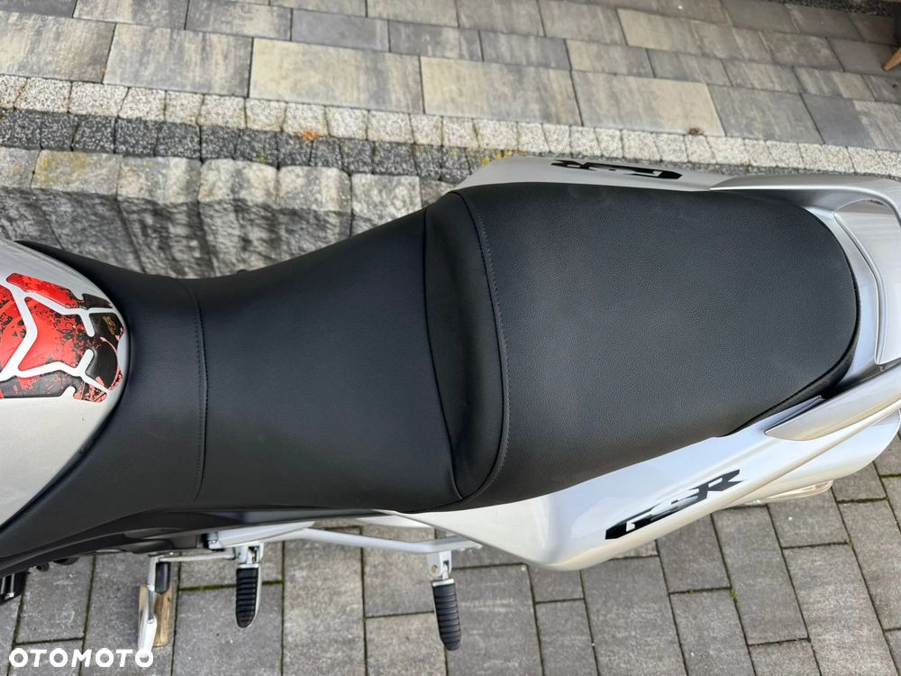 Suzuki GSR - 35