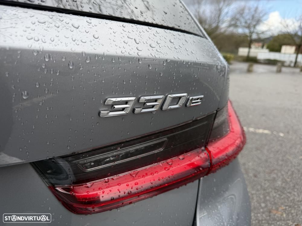 BMW 330 e Pack 50 anos M Auto - 17