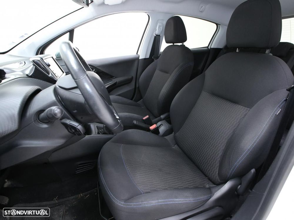 Peugeot 208 - 8