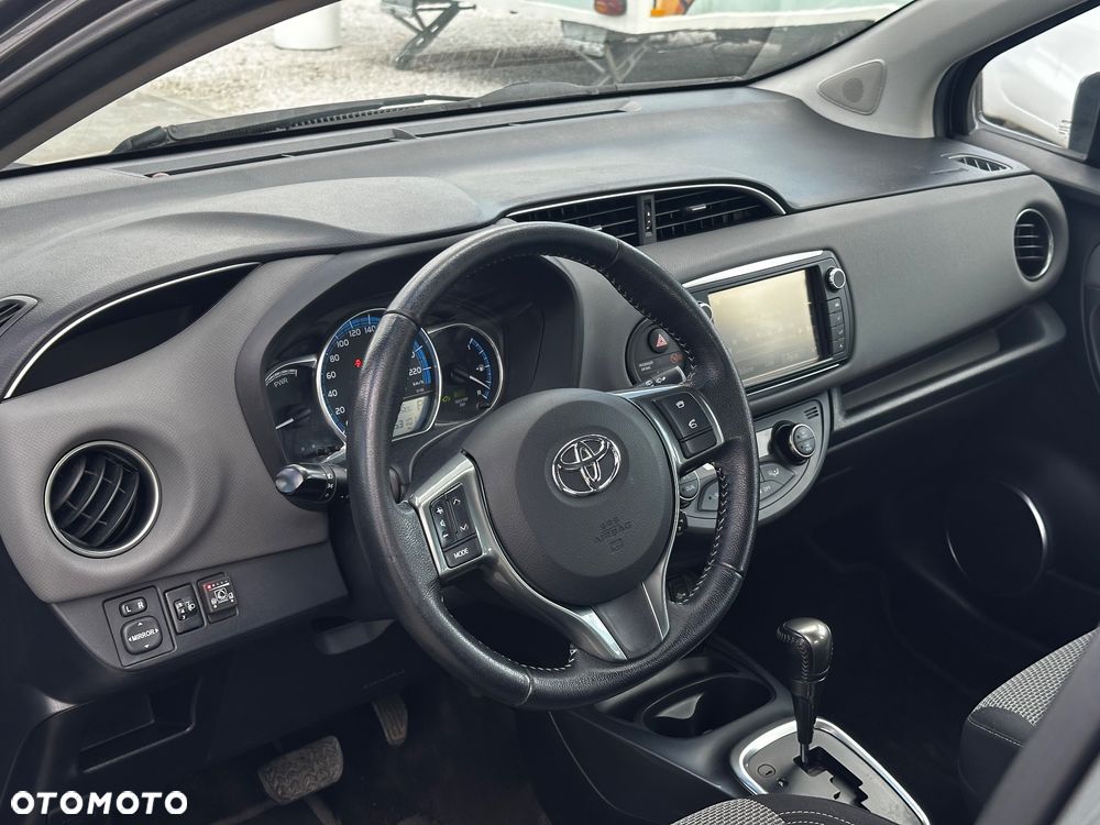 Toyota Yaris Hybrid 100 Selection Passion - 16