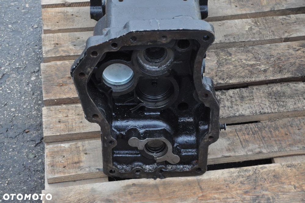OBUDOWA SKRZYNI BIEGÓW DEUTZ AGROPLUS 00121209030 - 3