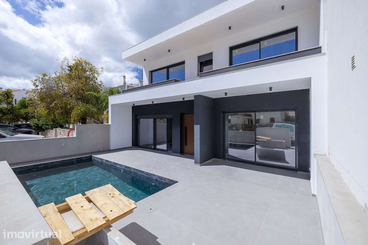 MORADIA T4 CONTEMPORÂNEA COM PISCINA E ROOFTOP EM LAGOS - Grande imagem: 2/36