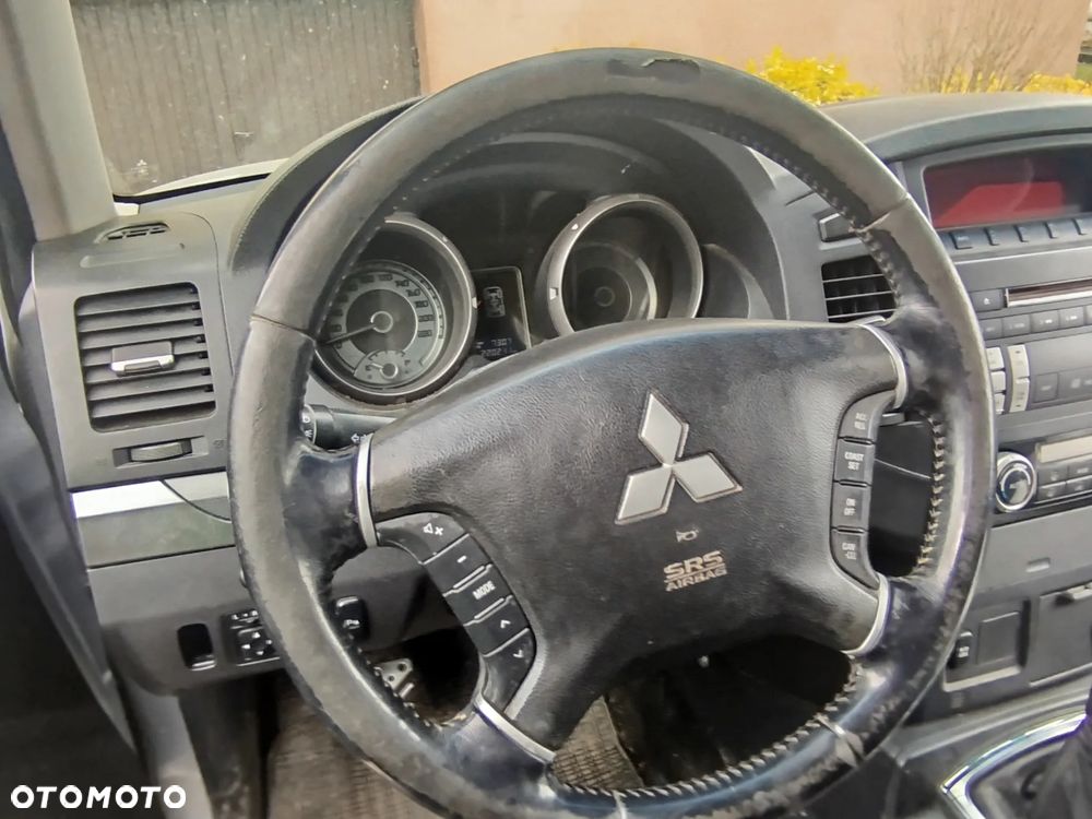 Mitsubishi Pajero - 10