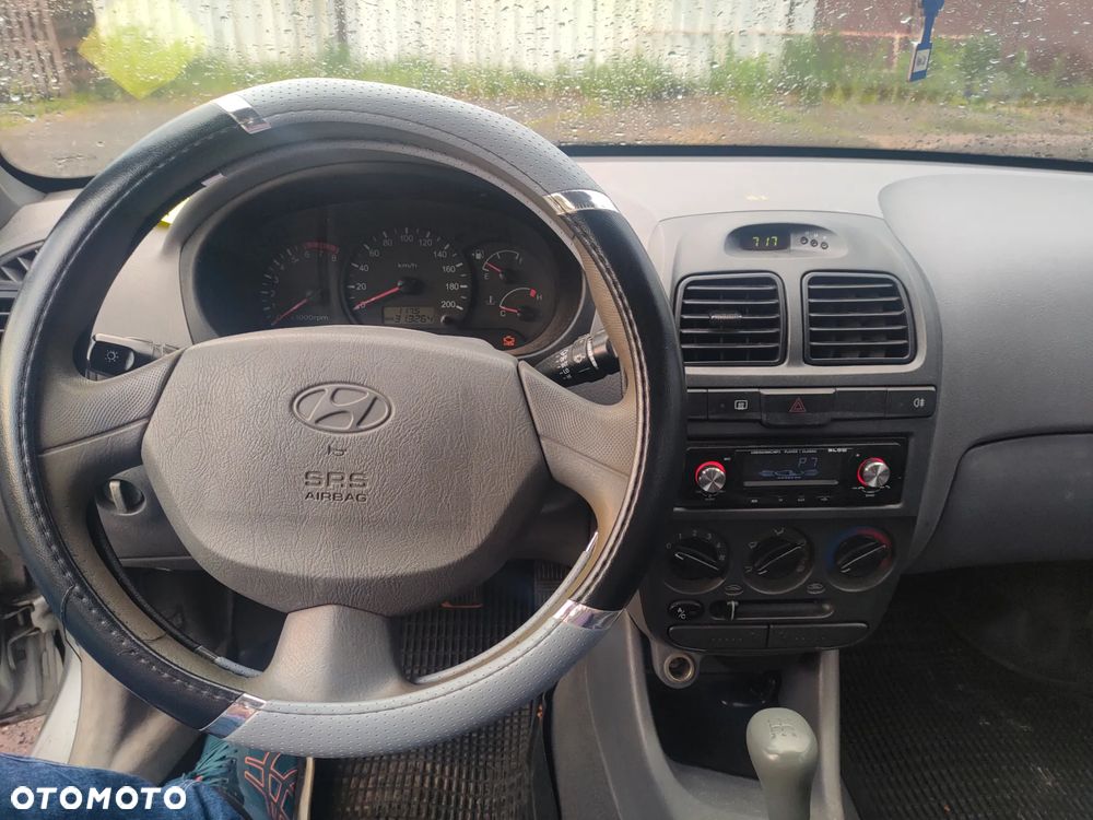 Hyundai Accent - 11