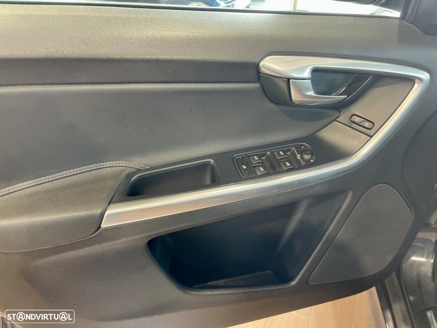 Volvo XC 60 2.0 D4 Momentum Geartronic - 23