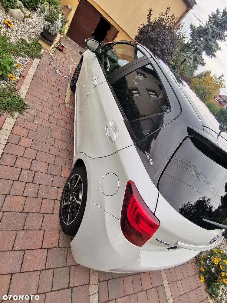 Toyota Yaris 2017 photo 2