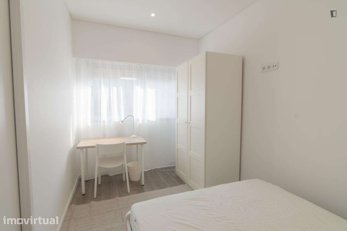 Quarto - localizado em Santa Marinha Porto - Grande imagem: 5/12