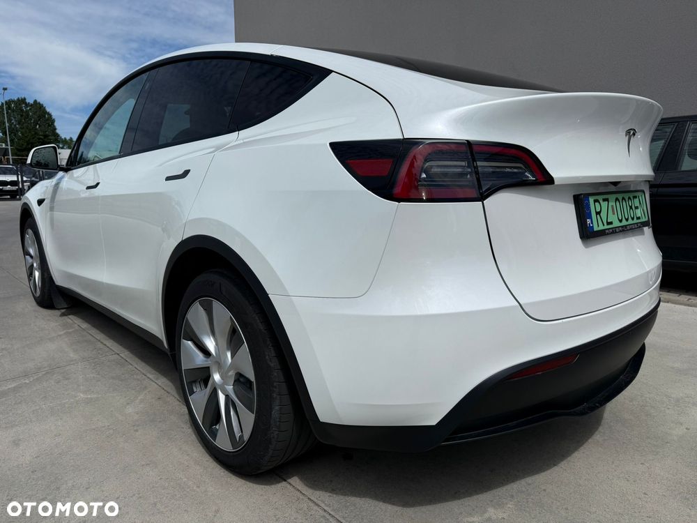 Tesla Model Y - 4